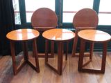 trois chaises en bois posées sur un parquet en bois dur