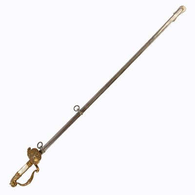 une épée à l'ancienne avec une poignée en métal et une poignée en laiton
