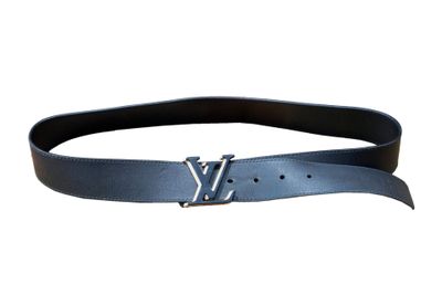 un gros plan d'une ceinture sur fond blanc