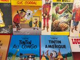 plusieurs livres pour enfants posés sur une table devant un mur