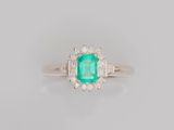 une bague en émeraude et diamant