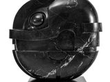 photographie en noir et blanc d'une sculpture représentant une sphère posée sur un socle