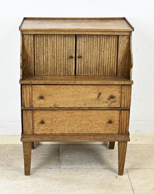 une vieille commode en bois avec deux tiroirs et une porte