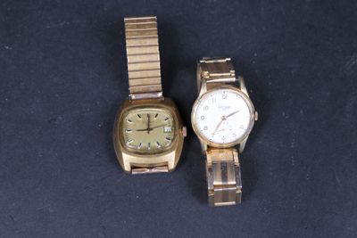 deux montres assises l'une à côté de l'autre sur une table