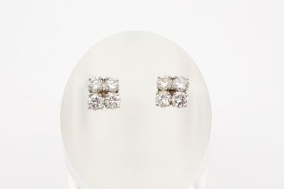 une paire de boucles d'oreilles en diamant exposées sur un fond blanc