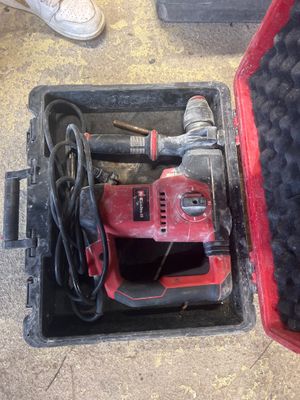 une photo d'une perceuse filaire dans une boîte à outils
