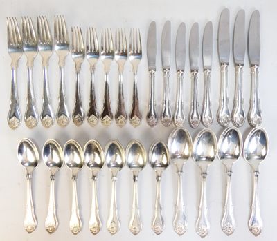toutes ces cuillères et fourchettes qui sont sur la table