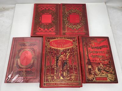 Quatre livres sont posés sur une surface blanche, dont l'un a une couverture rouge.