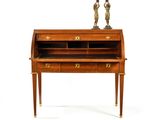 un petit bureau sur lequel est posée une lampe
