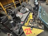 une photo montrant un tas de pneus et d'autres objets dans un entrepôt