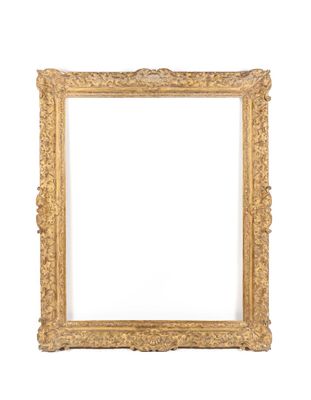 un cadre doré sur un mur blanc, avec un fond blanc