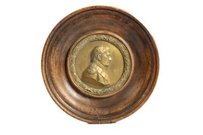 Médaillon figurant un profil de Napoléon en bronze doré (?) …