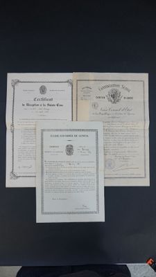 un bureau sur lequel se trouvent un ordinateur portable et plusieurs feuilles de papier