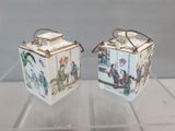 deux boîtes blanches sur lesquelles figurent des photos de personnes