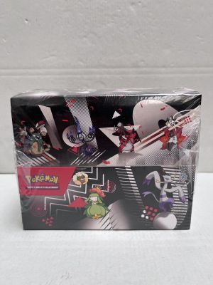 La boîte contenant la figurine Pokémon est vide et prête à être ouverte.
