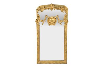 un miroir richement décoré, avec un cadre doré sur fond blanc