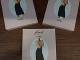 trois boîtes sur une table, sur lesquelles figurent des photos d'une femme