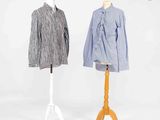 deux mannequins portant des chemises, posés sur un présentoir, et une chemise posée sur un présentoir