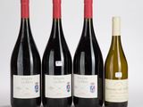 trois bouteilles de vin sont alignées sur une surface blanche