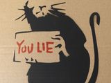 graffiti représentant un rat tenant une pancarte sur laquelle on peut lire « ta vie »