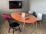 des tables et des chaises dans une pièce équipée d'une télévision à écran plat