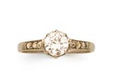 gros plan d'une bague en diamant sur une surface blanche