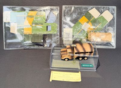 deux camions miniatures qui se trouvent dans des sacs en plastique posés sur une table