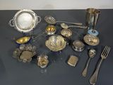 une table avec de l'argenterie et des couverts sur celle-ci