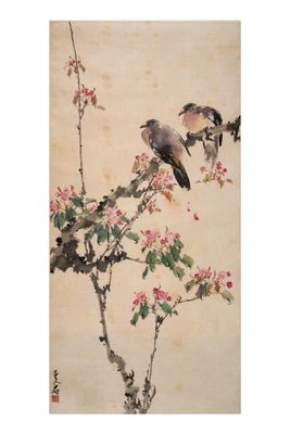 deux oiseaux perchés sur une branche d'un arbre en fleurs