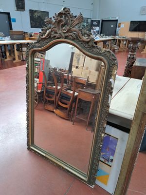 Miroir cintré fronton ajouré à décor de coquille, arc et car…