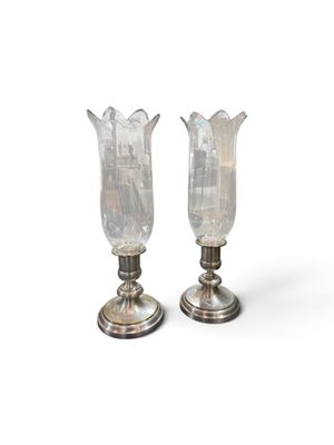 paire de bougeoirs en métal argenté ornés de fleurs en verre dépoli
