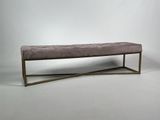banc en velours lavande avec structure en laiton