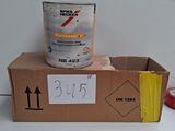 une boîte en carton sur laquelle sont posés du ruban adhésif et un pot de peinture