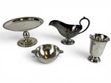 trois articles en métal argenté, à savoir une soucoupe, une tasse et une soucoupe