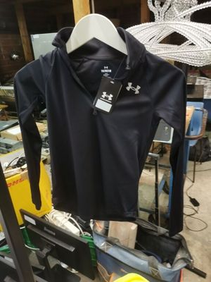 un sweat à capuche noir sur un mannequin dans un magasin