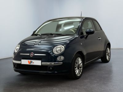 la petite voiture noire est garée dans une grande pièce