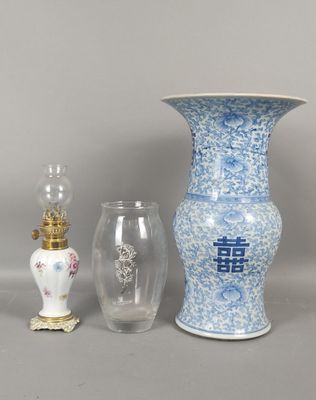trois vases posés l'un à côté de l'autre sur une table