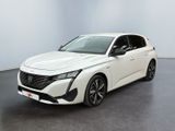 une voiture blanche dans une pièce blanche au sol noir