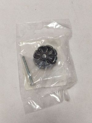 un sac en plastique contenant une vis et un écrou
