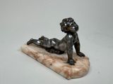 statue d'une femme allongée sur un socle en marbre, sur fond blanc
