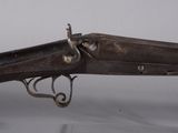 un vieux fusil posé sur une table