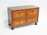 une petite commode en bois à roulettes sur fond blanc