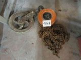 un tas de chaînes par terre, à côté d'une chaîne de commande