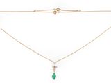un collier en or avec un pendentif en forme de larme verte et une chaîne