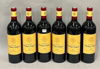 six bouteilles de vin rouge alignées sur une table