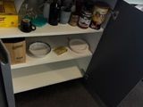 une photo d'un placard de cuisine rempli de provisions