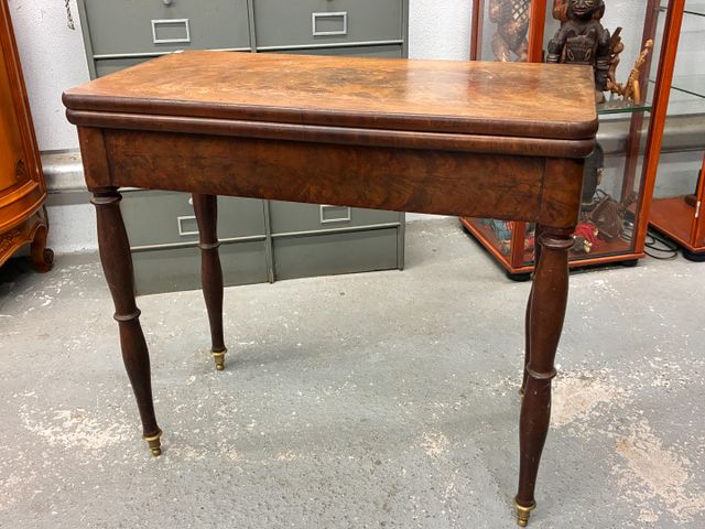 Table à jeux en en acajou et placage d'acajou, plateau portefeuil...