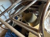 une image représentant un vélo avec une selle et un guidon