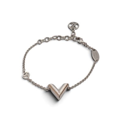 un gros plan d'un bracelet en argent orné d'un cœur