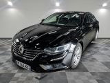 la photo d'une voiture noire sur un sol en damier